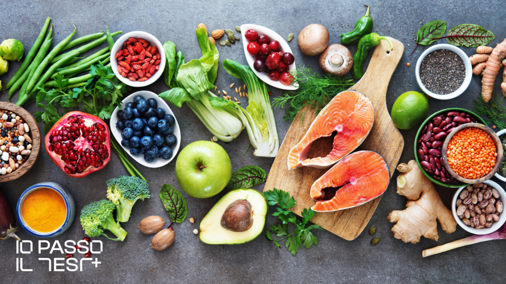 I 10 cibi migliori per la memoria: salmone, noci, mirtilli, avocado, uova, cioccolato fondente, broccoli, semi, te verde, curcuma